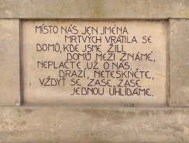Doprovodný nápis na zadní straně pomníku, autor: Mojmír Bém