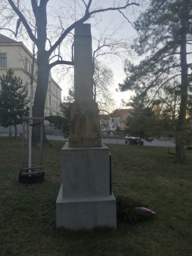 Pomník zleva, autor: Martin Kudrna