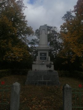 Pomník zepředu z blízka, autor: Martin Kudrna