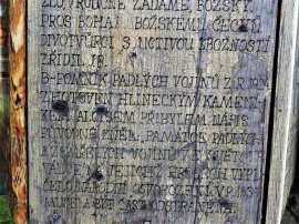 část desky s popisem, umístěná vedle pomníku, autor: Jiří  Havránek