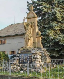 Pomník padlým v Hradečné, autor: Ivan Kedroň, 8C ZŠ Unesco