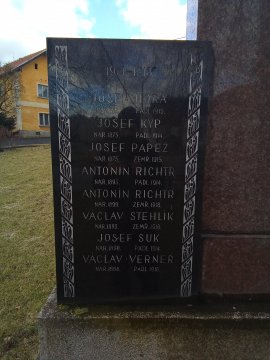 Detail nápisu na pomníku, autor: Jonáš Chráska