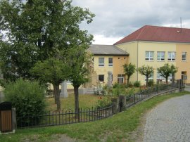 celkový pohled na prostranství s pomníkem